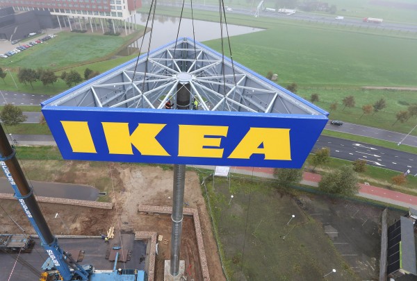 PhotoRepublic ZWOLLE – IKEA Zwolle heeft woensdag de navigatiemast met logo geplaatst.