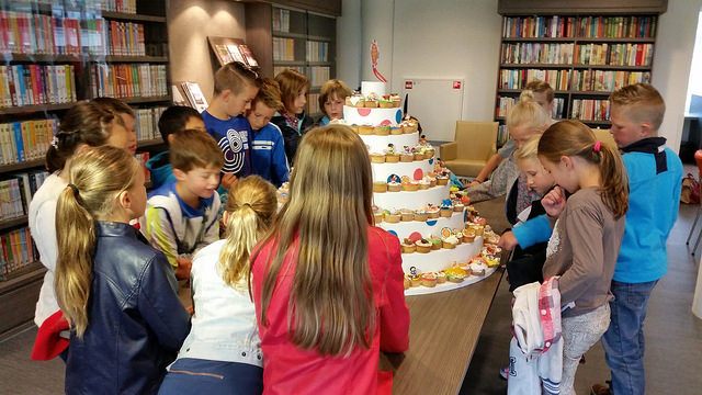Kinderen van basisschool De Duiveland uit Berkumstede delen cupcakes uit onder bewoners Berkumstede #zwolle