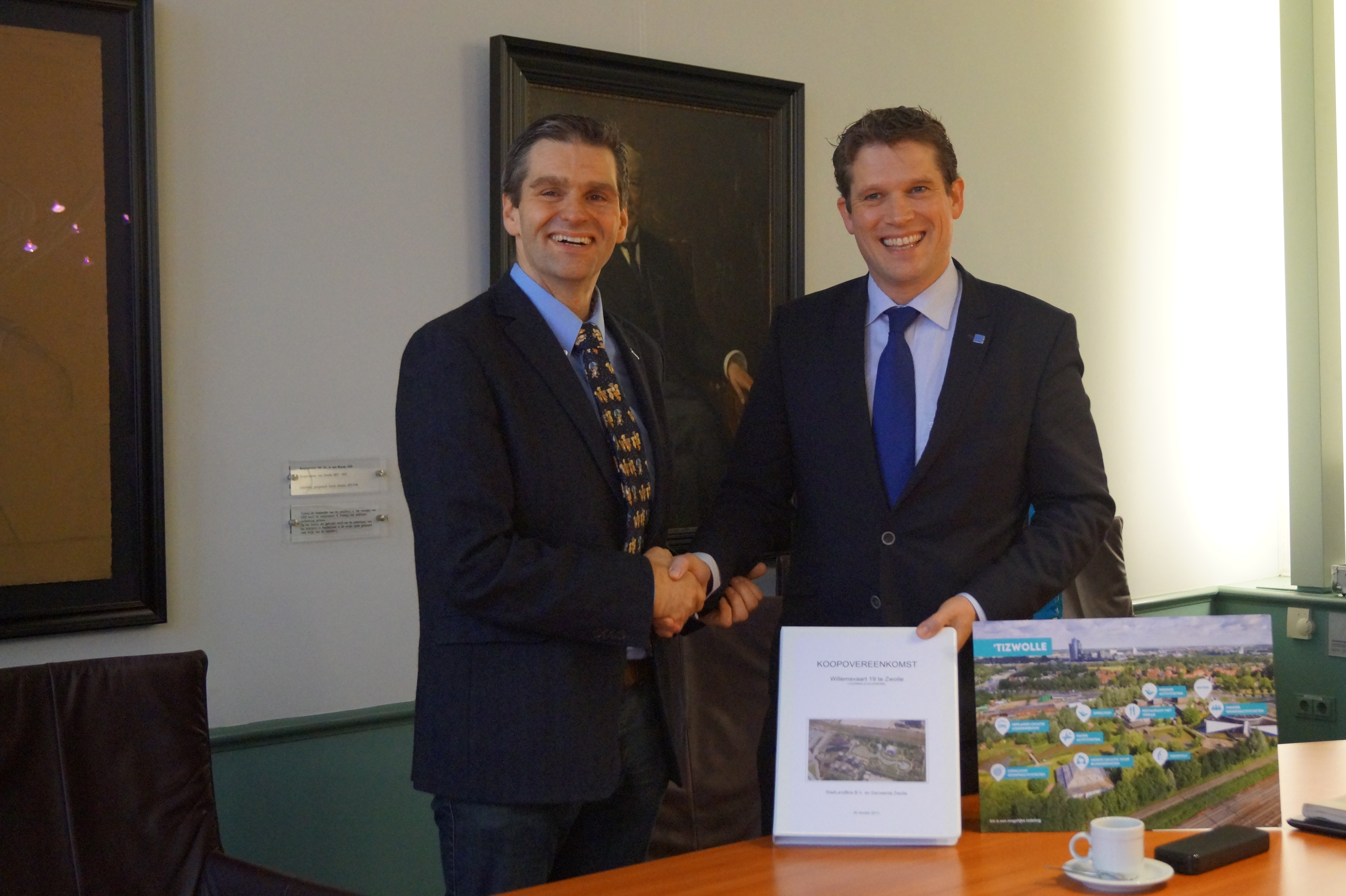 De ondertekening van het contract door wethouder René de Heer (rechts) en directeur Martyn Besselsen (links)