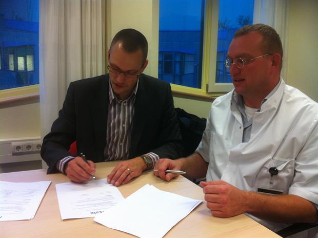 Foto: Isala - M. Bosmans van Forensicon (links) en P. ter Horst hoofd van laboratorium Isala Klinische farmacie (rechts).