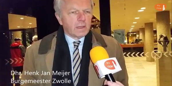 Burgemeester Henk Jan Meijer tijdens herdenking Charlie Hebdo