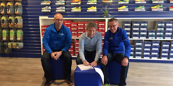 Ondertekening sponsorcontract voor DSM 10-mijl Zwolle-Zuid door Lopers Company