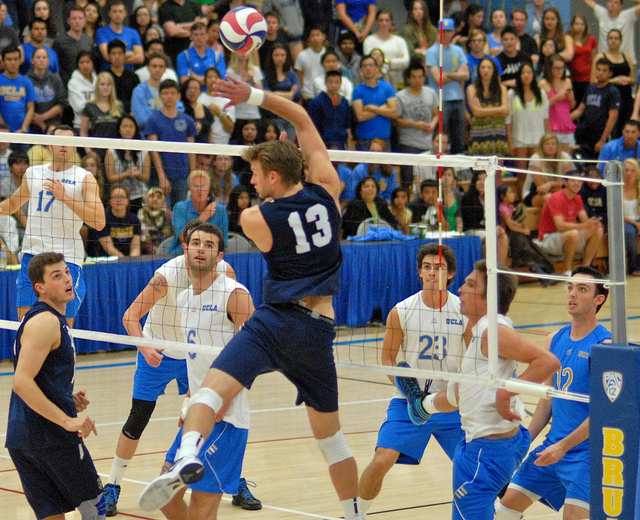 Foto: KLM volleyball UCLA vs BYU Friday Matt Hanley hits past Stowell - CC Flickr.com