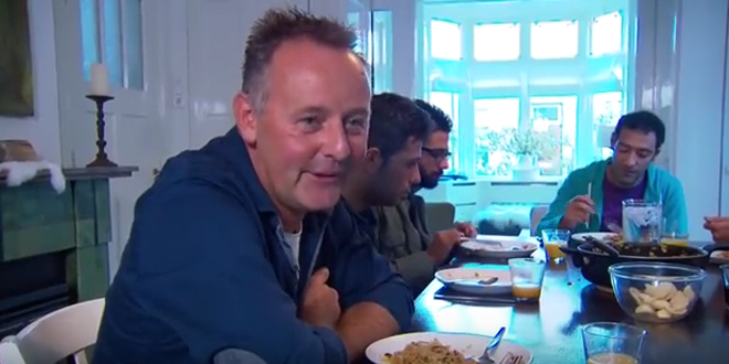 vluchtelingen aan tafel bij gastgezin Apeldoorn