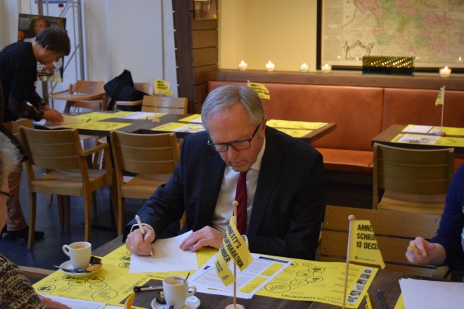 Foto: © Joey Bisschop - Burgemeester Henk Jan Meijer van Zwolle schrijft brief voor de Amnesty schrijfmarathon