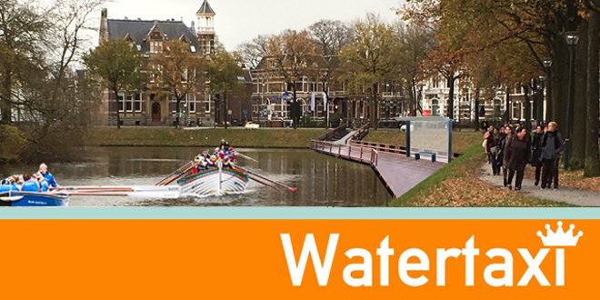 Watertaxi vaart op Koningsdag in de grachten van Zwolle
