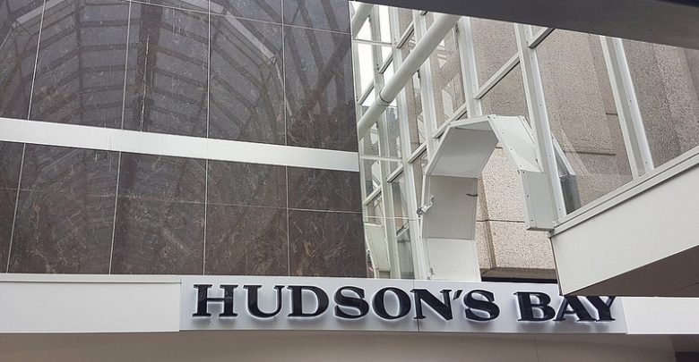 Op de oude ingang van de V&D prijken nu de letters van de Hudson's Bay