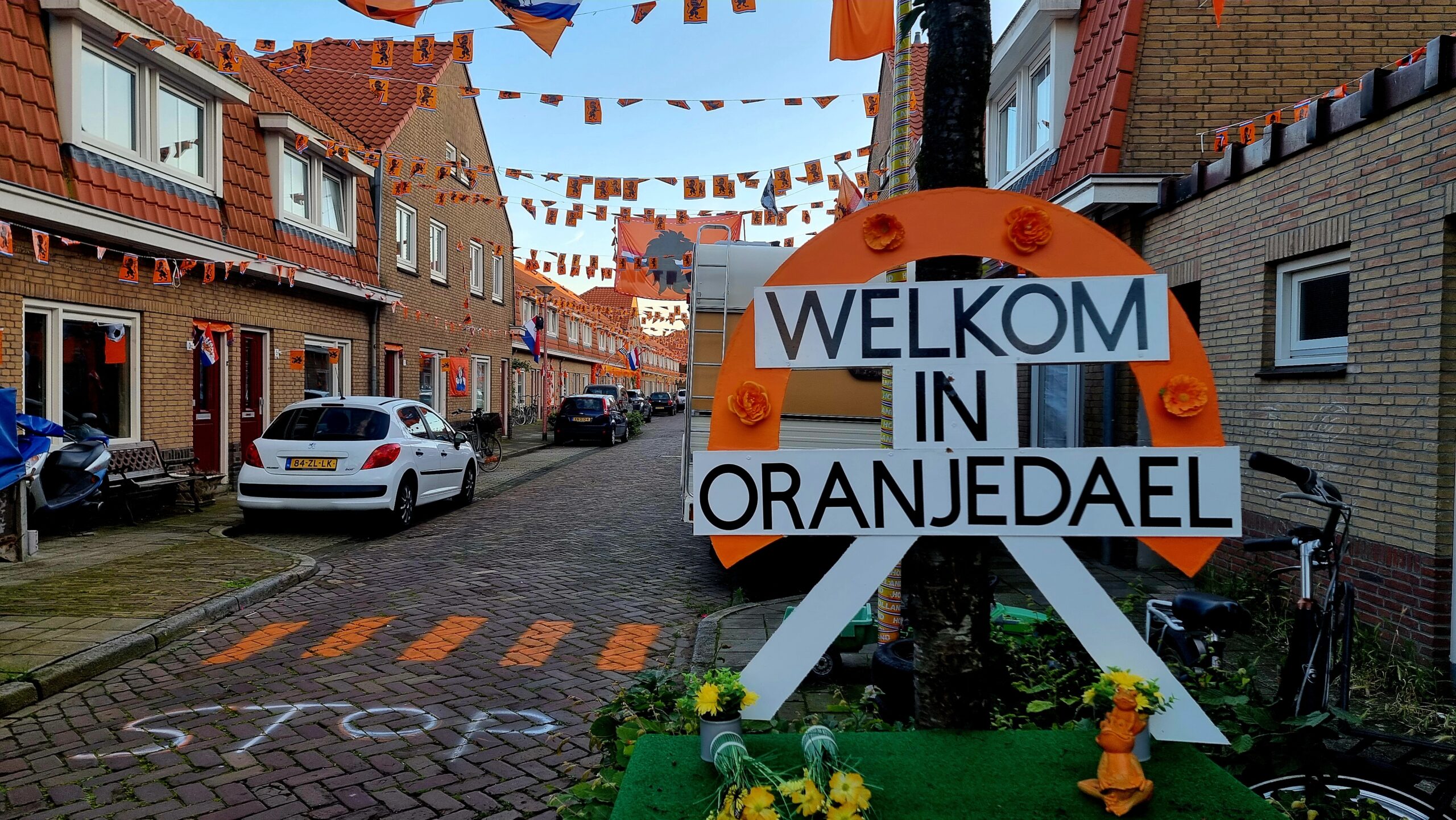 Zwolle kleurt oranje: Zeeheldenbuurt viert zege in ‘Oranjedael’